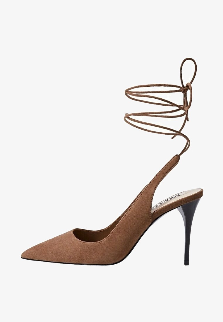 Chaussure à talon haut en daim marron avec un bout pointu et un design à lanières autour de la cheville, dotée d'un talon aiguille noir et d'une doublure intérieure lisse.