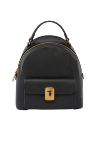 Czarna skórzana plecak o zaokrąglonym kształcie, ze złotymi elementami, zamkiem błyskawicznym u góry i przednią kieszenią z dekoracyjnym zapięciem.