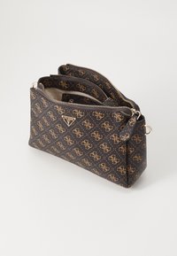 Sac à main noir à motif avec des accents dorés, comportant plusieurs compartiments zippés. Fabriqué en matériau durable avec une forme structurée.