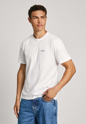Camiseta de algodón blanca con un pequeño logo azul de "Pepe Jeans" en el pecho, mangas cortas y un diseño clásico de cuello redondo.
