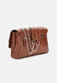 Borsa a tracolla marrone con motivo coccodrillo, dalla forma strutturata, con spalline a catena argentate e chiusura a patta. Presenta una tasca con zip e una finitura testurizzata.
