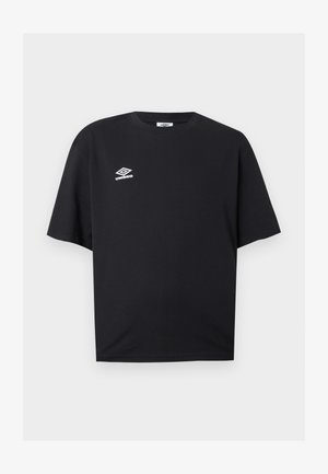 Čierne tričko s krátkym rukávom a okrúhlym výstrihom s malým bielym logom Umbro na ľavej strane hrude, zobrazené na jednoduchom svetlom pozadí.