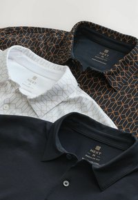 Trys polo marškiniai: vieni juodi su geometriniais raštais oranžine spalva, vieni balti su auksiniais raštais, ir vieni visiškai juodi. Visi turi klasikinį apykaklę.