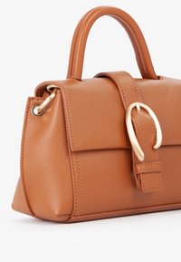 Borsa a mano in pelle marrone chiaro con forma strutturata, manici arrotolati, dettagli in metallo dorato e chiusura magnetica. Superficie con dettagli testurizzati visibili.