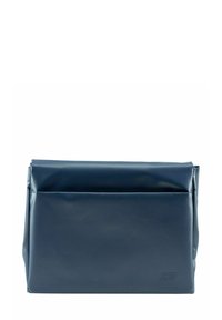 Sac à dos enroulable bleu marine fabriqué en matériau durable, avec une surface texturée et un subtil logo sur le devant.