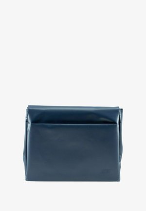 Sac à dos enroulable bleu marine fabriqué en matériau durable, avec une surface texturée et un subtil logo sur le devant.