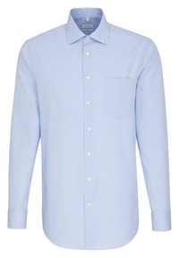 Lichtblauw, langemouw checkered shirt met een button-down kraag, een voorzak en witte knopen op een effen achtergrond.