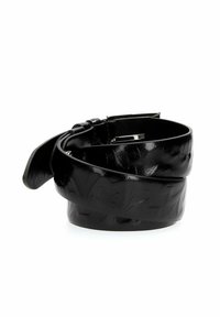 Cintura in pelle nera con finitura lucida, caratterizzata da motivi floreali in rilievo e una fibbia metallica. Forma arrotondata con una texture distintiva.