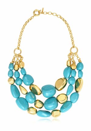 Collier chaîne en or avec trois rangs de perles turquoise irrégulières et dorées, polies, de tailles et formes variées.