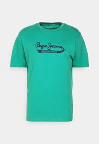 Camiseta de algodón verde de manga corta, con cuello redondo, que presenta el logo impreso en negro "Pepe Jeans London Denim Brand" en la parte frontal.