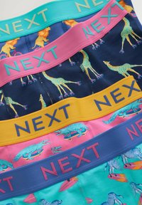 Vier Paare Herren-Boxershorts mit bunten Tiermustern. Die Bündchen sind in Blau, Pink, Gelb und Aquamarin mit kontrastierenden "NEXT"-Text.