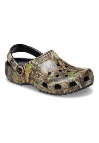 Sabots à motif camouflage avec une sangle noire, fabriqués en matériau léger, dotés de trous de ventilation et d'un design texturé pour une meilleure adhérence.