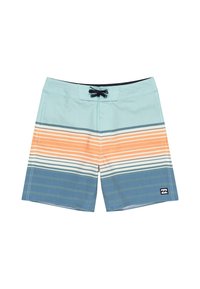 Shorts de bain bleu clair avec des rayures horizontales en orange, blanc et bleu foncé. Comprend un cordon noir et un patch logo.