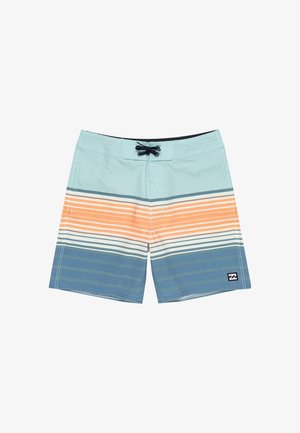 Ljusblå badshorts med horisontella ränder i orange, vit och mörkblå. Inkluderar en svart dragsko och logotygmärke.