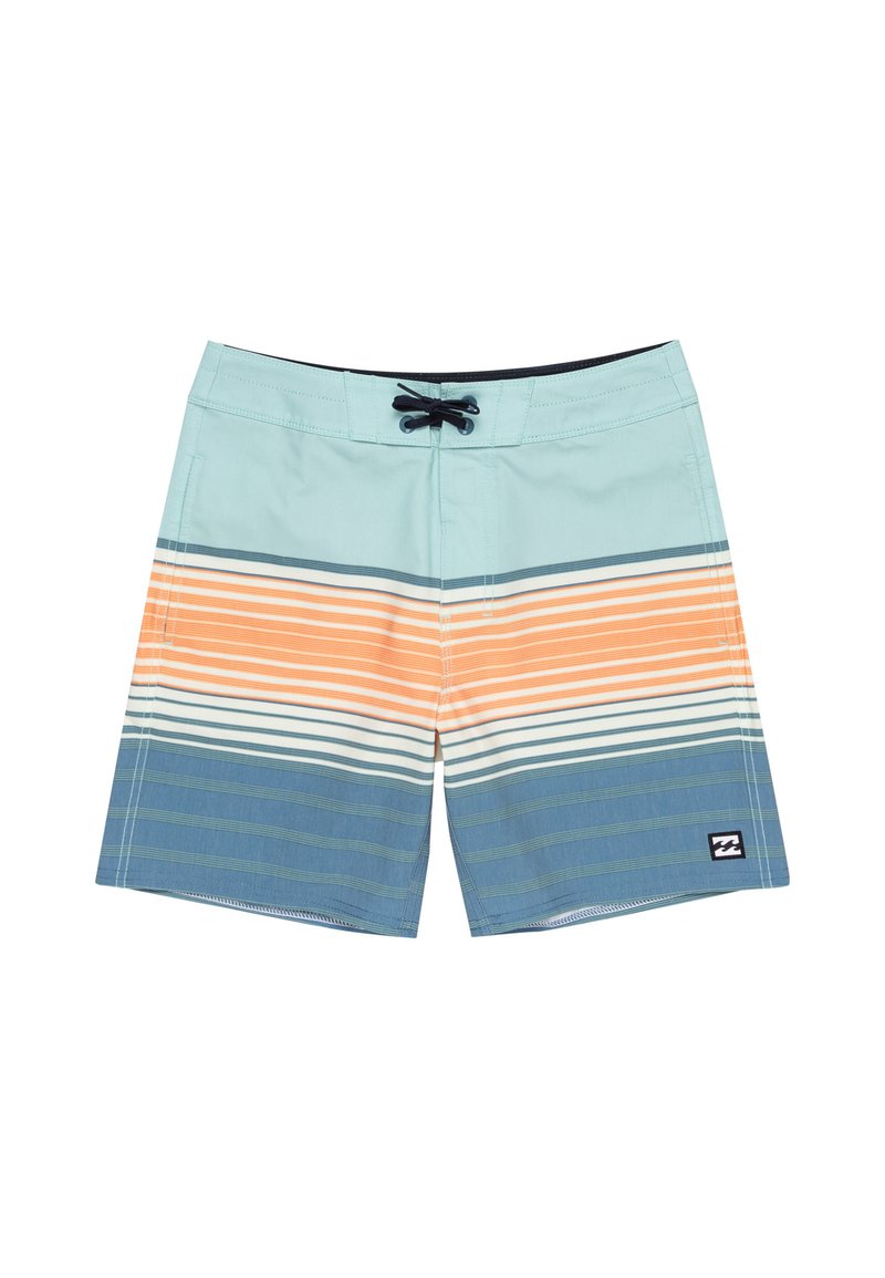 Costumi da bagno azzurri chiari con righe orizzontali arancioni, bianche e blu scuro. Inclusi un cordino nero e una patch con logo.