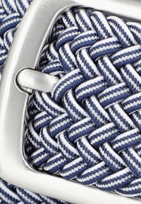 Spleciony pasek w niebiesko-białym splotowym materiale z metalową klamrą w kolorze srebrnym. Posiada teksturowany wzór z naprzemiennymi kolorami i ciasno splecionym wzornictwem.