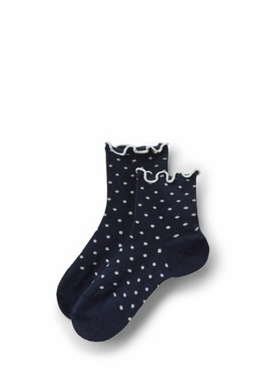 Calzini corti blu navy con pois bianchi e bordi arricciati, realizzati in tessuto a coste, mostrati distesi su uno sfondo bianco.