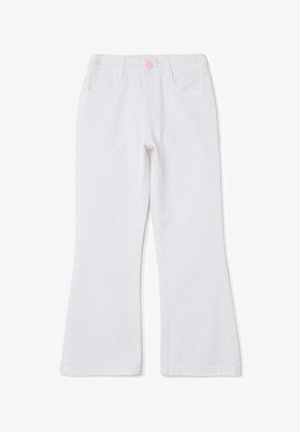 Pantalones de mezclilla blancos acampanados con botón rosa, que cuentan con bolsillos frontales y dobladillos cosidos. Textura suave y diseño de tiro medio para mayor comodidad.