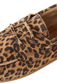 Leopardimustriga suede paadi kingad, millel on pruunid paelad ja silmad, ümar varvas ning beež kummitald, nähtavate õmbluste detailidega.