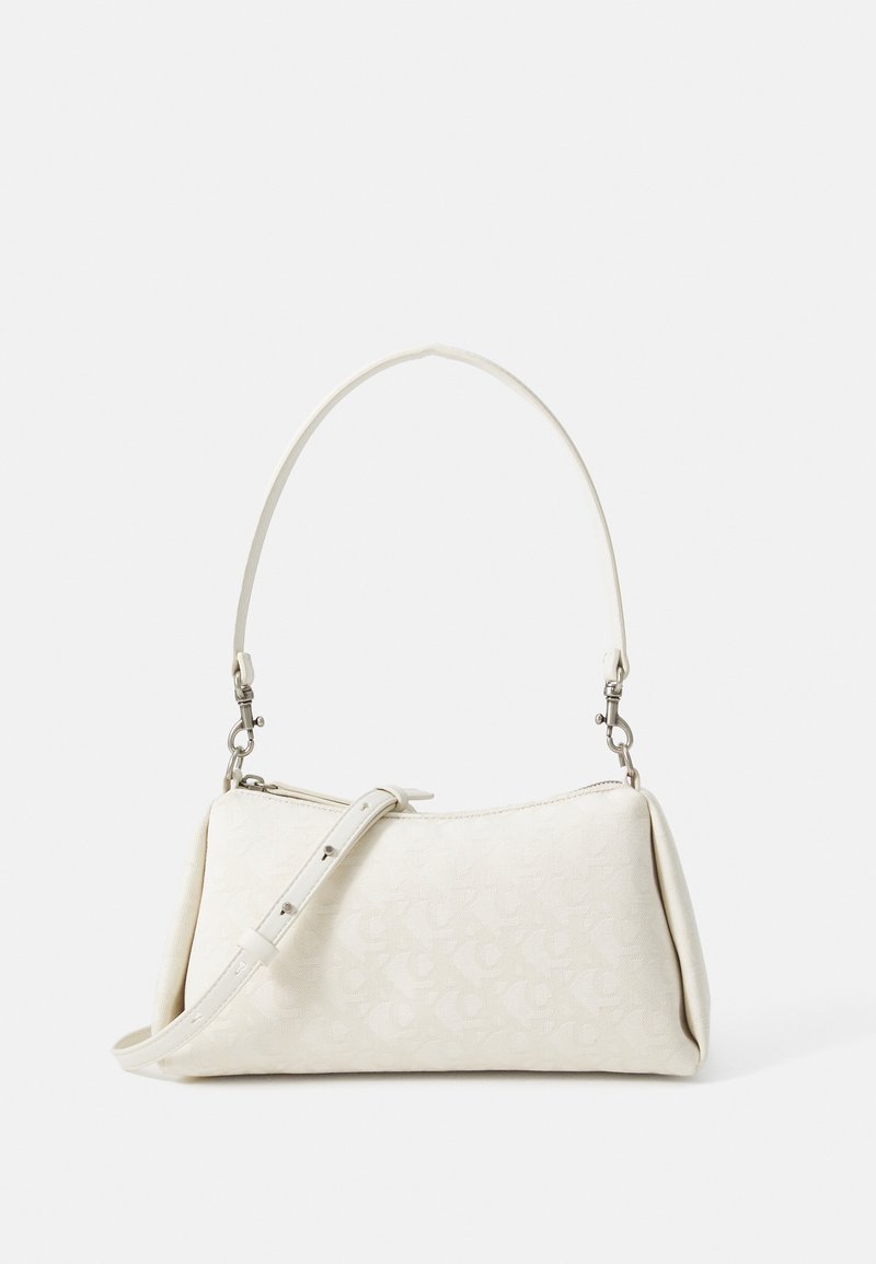Weiße Handtasche mit glatter Textur, geschwungener Silhouette und verstellbarem Schulterriemen. Verfügt über ein dezentes Logo-Muster und silberne Hardware-Akzente.