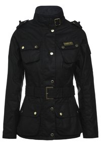 Schwarze Barbour International Jacke mit hohem Kragen, vorderem Gürtel, vier Klappentaschen und goldfarbenen Druckknöpfen an den Ärmeln und der Vorderseite.