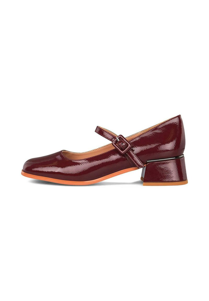 Scarpe Mary Jane in pelle laccata bordeaux con punta quadrata, tacco basso e grosso, e cinturino laterale con fibbia. Superficie liscia con finitura lucida.