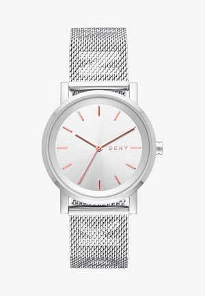 Montre-bracelet DKNY argentée avec bracelet en maille, cadran minimaliste et index ainsi que aiguilles en or rose affichant 10:09:35.