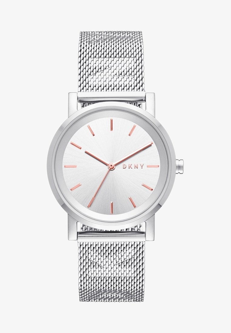 Montre-bracelet DKNY argentée avec bracelet en maille, cadran minimaliste et index ainsi que aiguilles en or rose affichant 10:09:35.