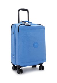 Modrý válečný kufr s tkaninovým vzorem, rozšiřitelnou rukojetí a čtyřmi koly. Na přední straně je kulatý logo a černý přívěsek na klíče.