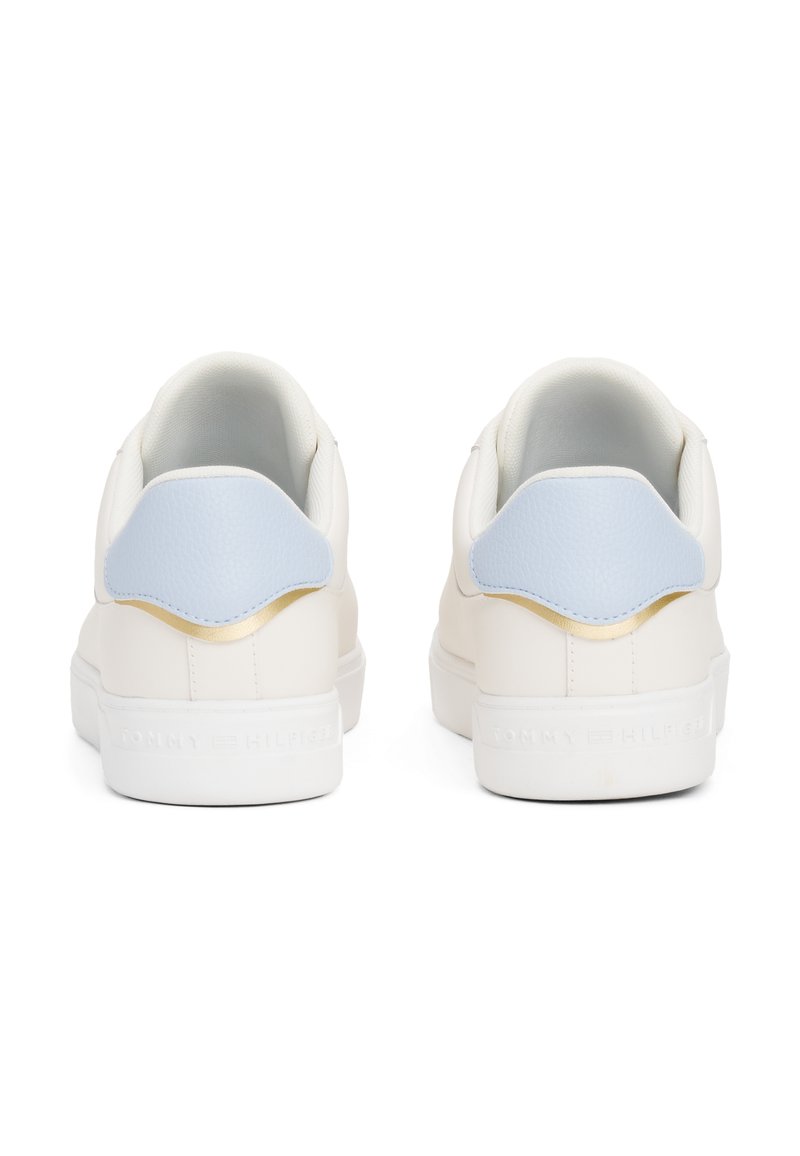 Sneakers bianchi con una finitura in pelle liscia, caratterizzati da un accento azzurro chiaro sul tallone e da una striscia dorata. Logo impresso sul lato.