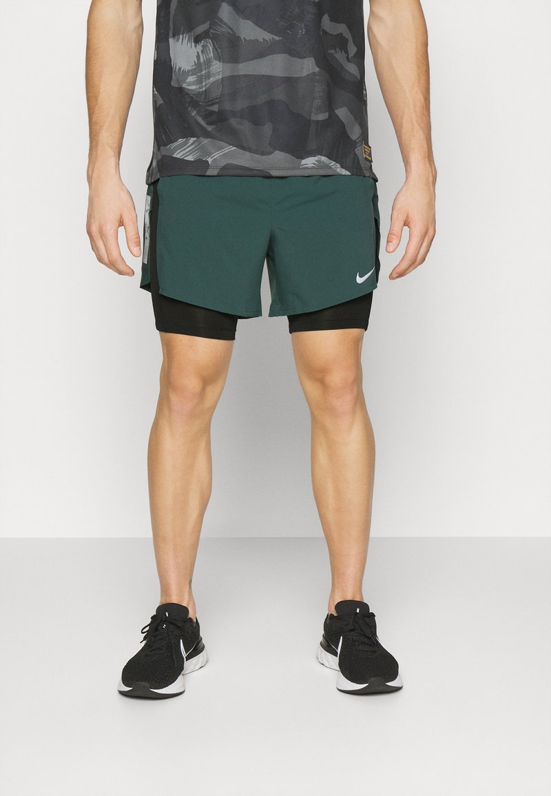 Nike Performance RUN STRIDE SHORT - kurze Sporthose - faded spruce/black/silv/grau - Zalando.de