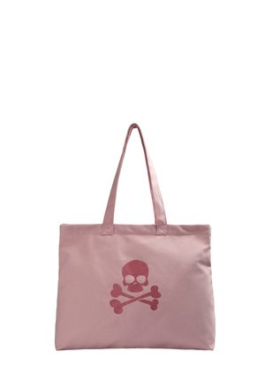 Borsa tote in tela rosa con un design centrale di teschio e ossa incrociate rosse. La borsa presenta due manici robusti e una forma rettangolare.