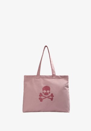 Tote bag en toile rose avec un design central de crâne et os croisés rouges. Le sac présente deux poignées solides et une forme rectangulaire.