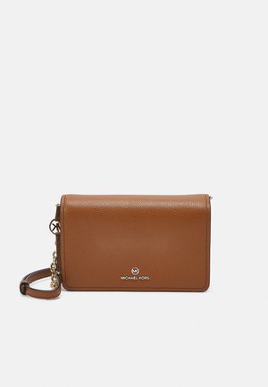 Sac bandoulière en cuir marron Michael Kors avec détail chaîne dorée et logo sur le devant sur fond blanc.