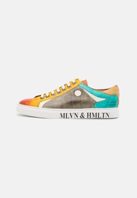 Sneaker basse avec semelle blanche et lacets, panneaux en cuir multicolores en orange, jaune, gris, turquoise et beige, marqué "MLVN & HMLTN."