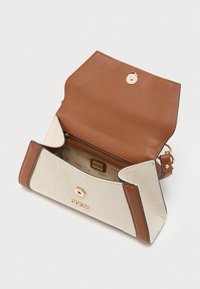 Barna bőr kézitáska krémszínű vászon elejjel. Mágneses záródással, belső cipzáras zsebbel és arany színű díszítésekkel ellátva.