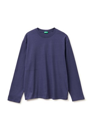 Langärmliges, marineblaues Rundhalsshirt mit grünem Etikett innen am Kragen, flach auf weißem Hintergrund dargestellt.