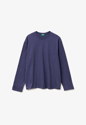 Langärmliges, marineblaues Rundhalsshirt mit grünem Etikett innen am Kragen, flach auf weißem Hintergrund dargestellt.