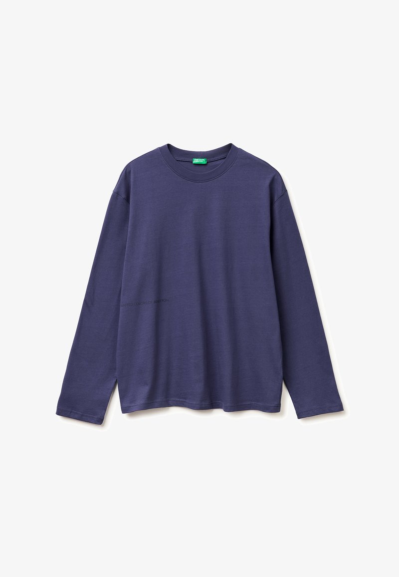 Maglietta a maniche lunghe, blu navy, con scollo rotondo e un'etichetta verde all'interno del colletto, mostrata distesa su uno sfondo bianco.