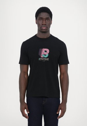 T-shirt en coton noir avec un design graphique coloré et le texte "ATHLÉTIQUE" en bleu-vert ; coupe classique à manches courtes.
