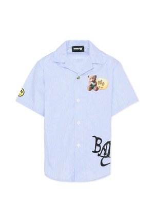Lichtblauw overhemd met korte mouwen en knopen, met dunne witte strepen, beren- en pootafdrukken op de borst, een glimlachend gezicht op de mouw en de tekst "BAD" nabij de zoom.