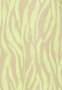 Tessuto leggero di colore giallo pallido con un motivo a strisce zebrate astratte in un beige più scuro. Presenta una finitura liscia.