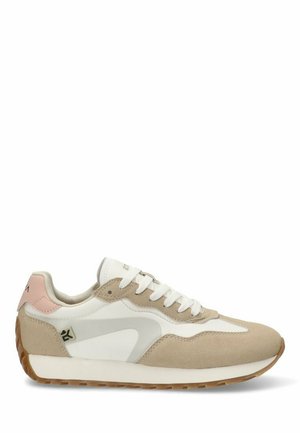 Zapatillas que combinan gamuza beige y cuero blanco, con detalles en rosa y una suela de goma marrón texturizada. Diseño atlético clásico.