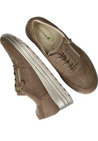 Bruine nubuck sneakers met metallic zilveren zool, voorzien van veters en een zijrits. Glad oppervlak met een subtiele glans.