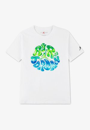 Hvid T-shirt med korte ærmer og et grønt og blåt "Air Jordan 23" boblestil-logo i midten foran samt en lille sort silhuet på venstre ærme.