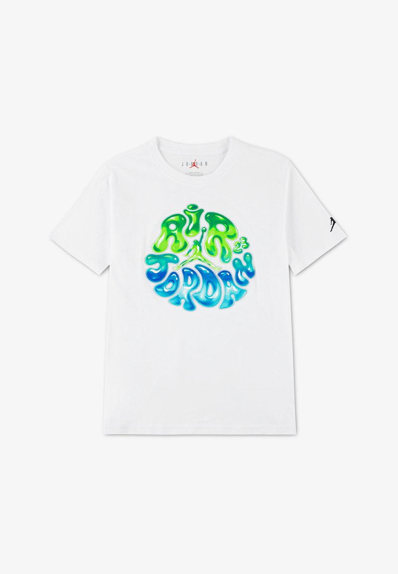T-shirt blanc à manches courtes avec un logo "Air Jordan 23" vert et bleu en style bulle centré sur le devant et une petite silhouette noire sur la manche gauche.