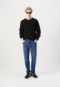 Jack & Jones JJJONES CREW NECK - Svetr - black