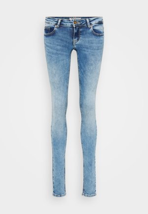Jeans skinny en denim bleu clair, présentant un design classique à cinq poches, un léger délavage, et des coutures contrastantes le long des coutures.