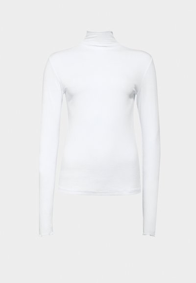 Valkoinen pitkähihainen pooloneule, joka on valmistettu joustavasta puuvillakankaasta. Siinä on muotoiltu malli ja sileä pinta ilman näkyviä kuvioita tai yksityiskohtia.