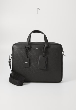 Sacoche pour ordinateur portable en cuir noir avec une surface texturée, deux poignées, une bandoulière ajustable et deux étiquettes affichant le nom de la marque "BOSS."